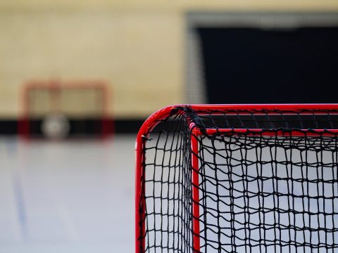 中小学教资考试网编辑林知远坐在电脑前逐条核对教师资格考试公告，屏幕光映在脸上，桌面放着写满批注的纸质大纲