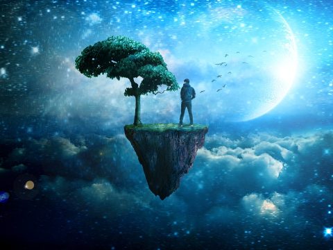 中小学教资考试网编辑苏晚在台灯下整理笔试科目备考笔记，手边摊开历年真题与彩色标注贴纸，环境安静整洁